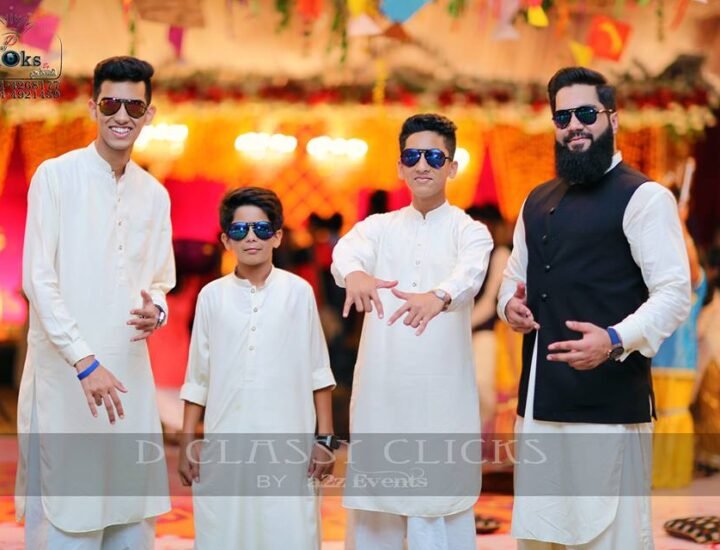 group photo, mehndi shoot, mehndi moment, wedding photography