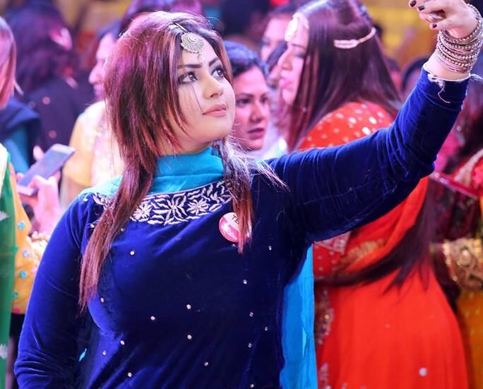 candid, wedding photography, mehndi moment, professional photographers